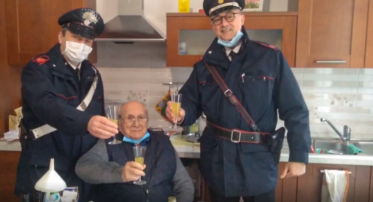 VIDEO. Un bătrân cere ajutorul carabinierilor: „Îmi lipsește o persoană cu care să ciocnesc un pahar de Crăciun”