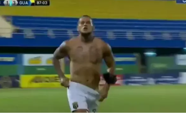 VIDEO. De bucurie că a dat gol, un fotbalist sud-american și-a dat și pantalonii jos pe teren. Ce a declarat după meci