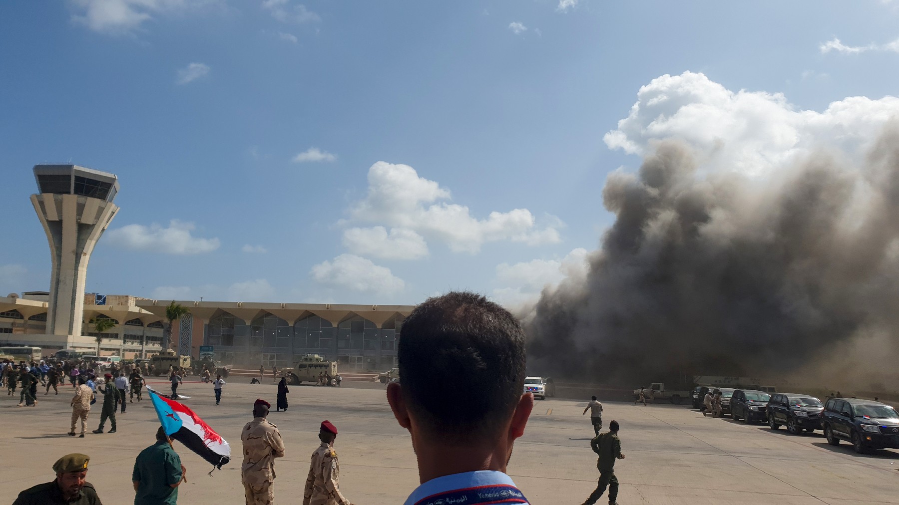 Explozii puternice la aterizarea unui avion guvernamental, în Yemen. Au fost anunțați morți și răniți