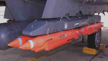 sistem de bombe inteligente SDB, cu bombe model GBU-36, acroşate la aripa unui avion F-15 american