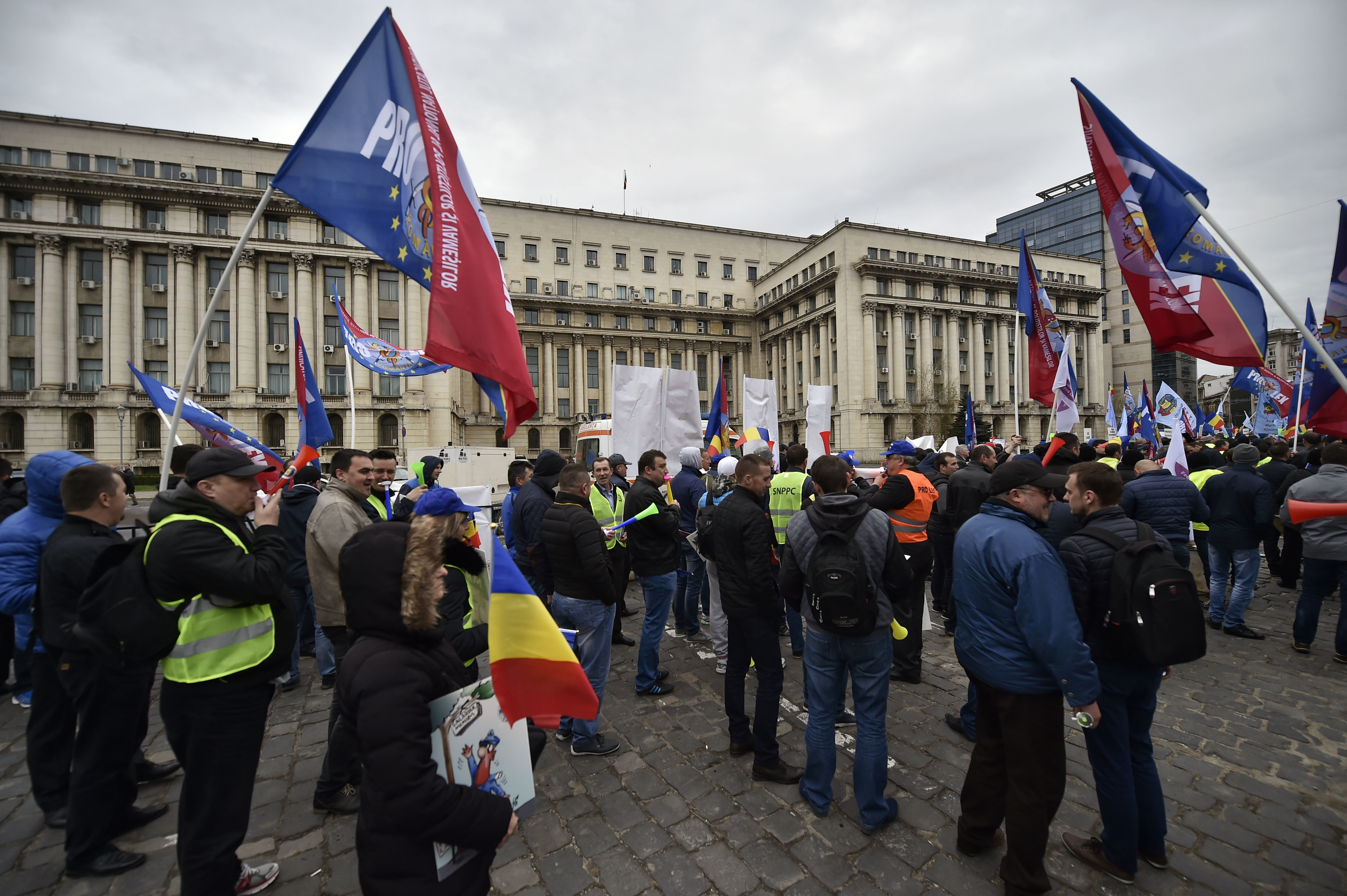 Sindicatele din apărare, ordine publică și grefierii protestează față de înghețarea salariilor și creșterea salariului minim cu 41 lei