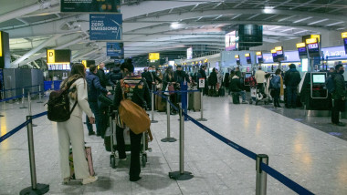 oameni pe aeroport in marea britanie