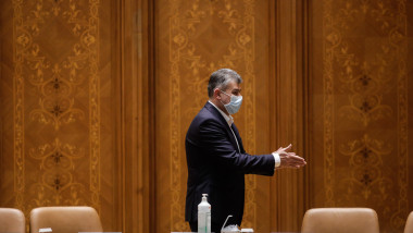 marcel ciolacu, cu masca, aplauda in parlament