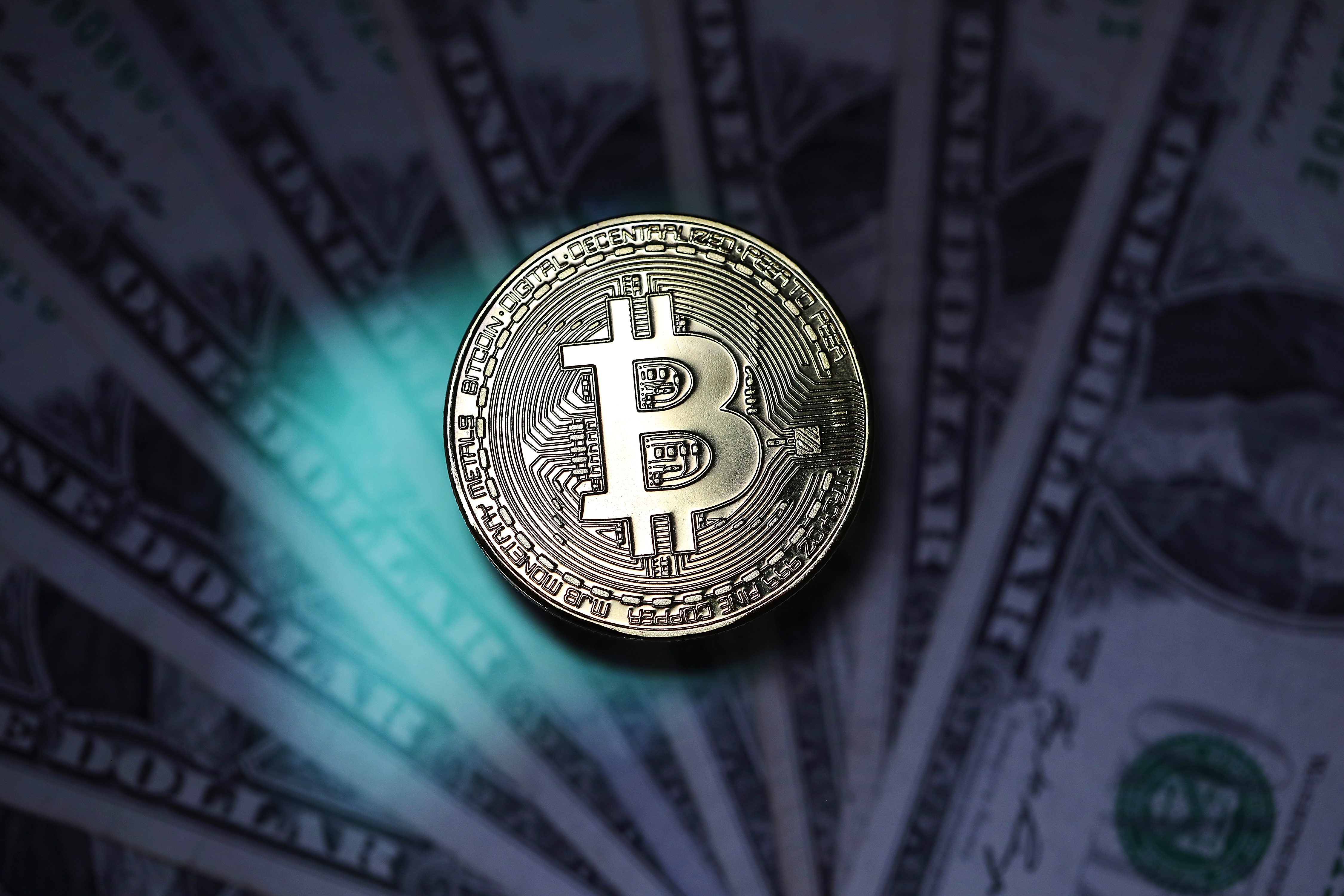Bitcoin a atins valoarea de 34.000 de dolari, apoi a urmat o scădere ușoară