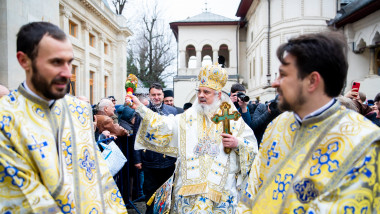 Patriarhul Daniel stropeste credinciosii cu aghiasma