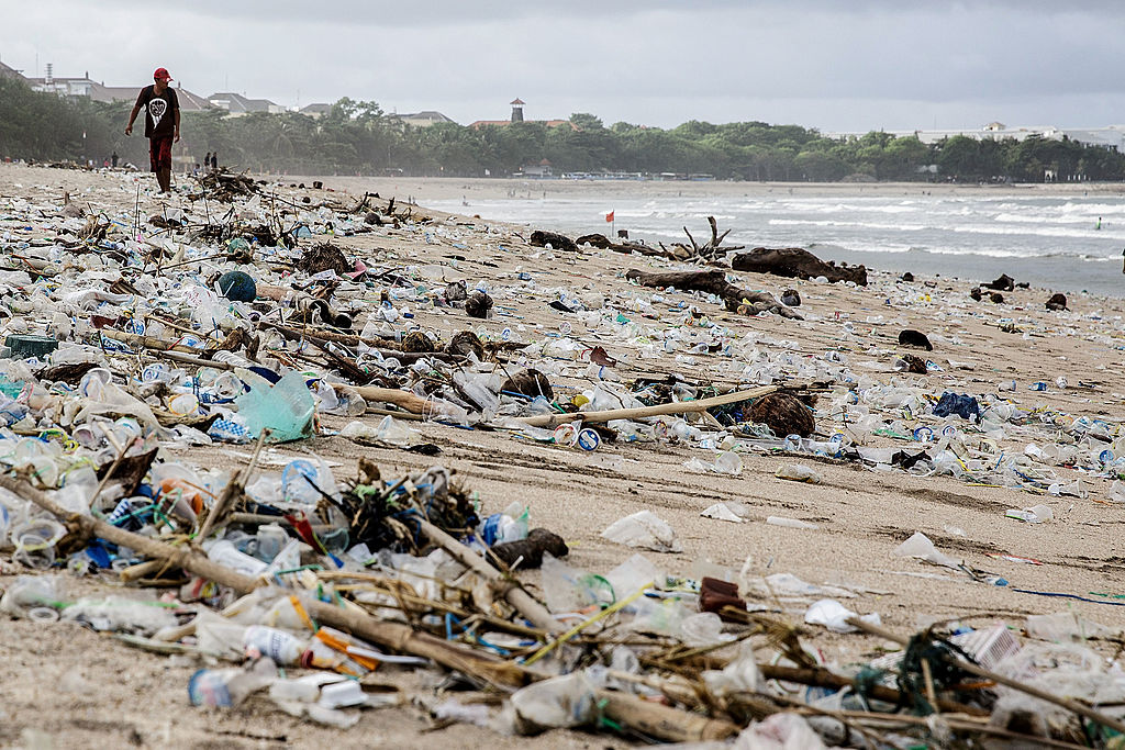 Imagini dezolante. Plajele din Bali sunt acoperite de tone de deșeuri din plastic
