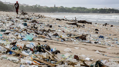 plaje acoperite de tone de deșeuri din plastic