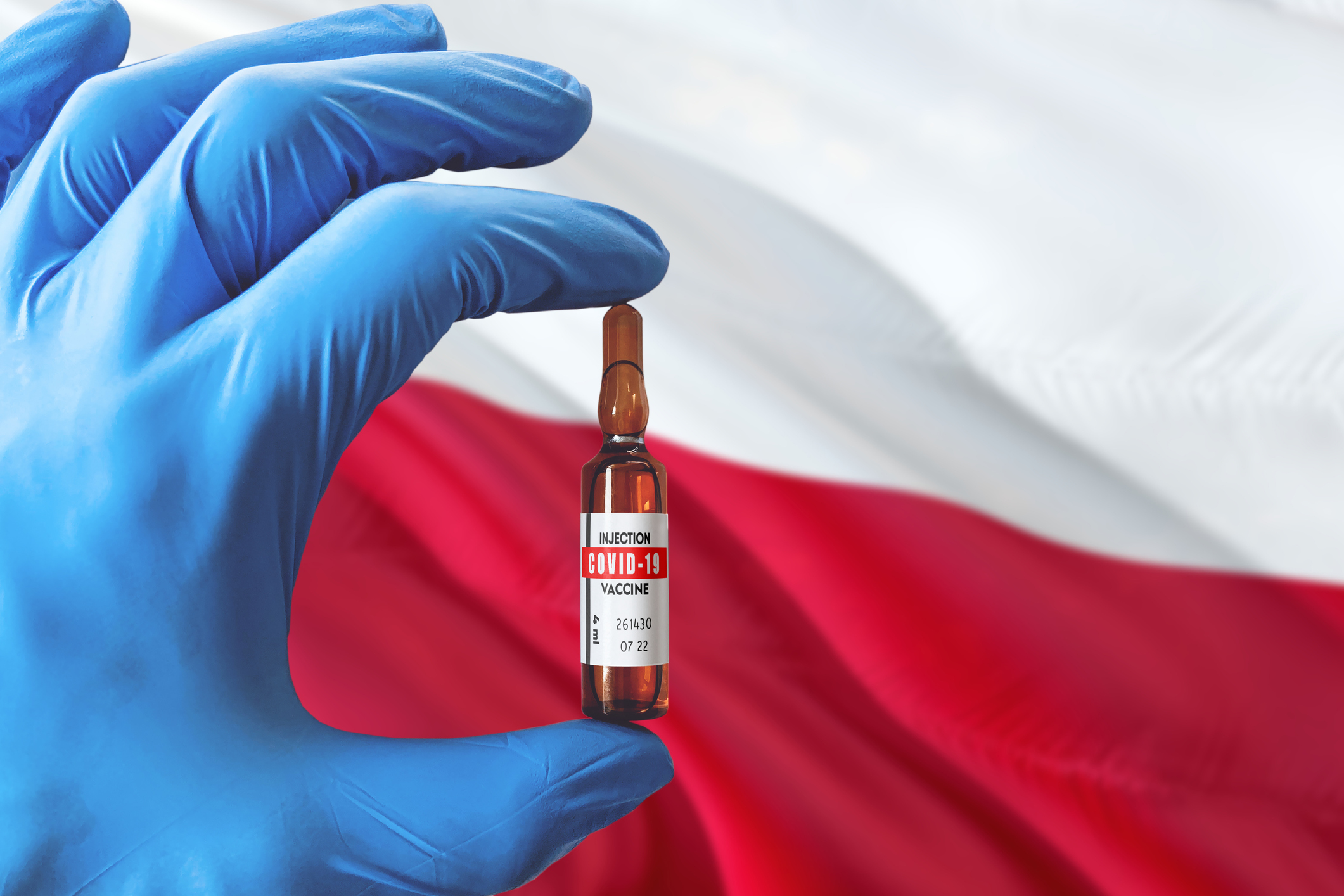 Revoltă în Polonia, unde mai multe vedete au fost vaccinate anti-COVID înaintea medicilor. A fost începută o anchetă