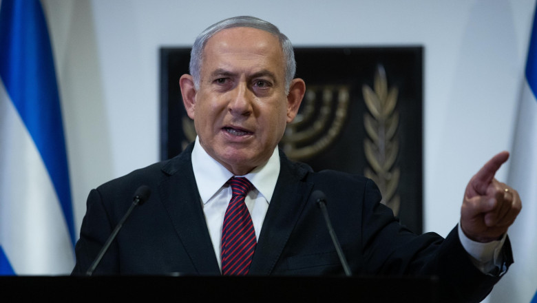 Prim-ministrul Israelului, Benjamin Netanyahu, arată cu degetul în timpul unui discurs susținut în decembrie 2020, în timpul pandemiei de coronavirus