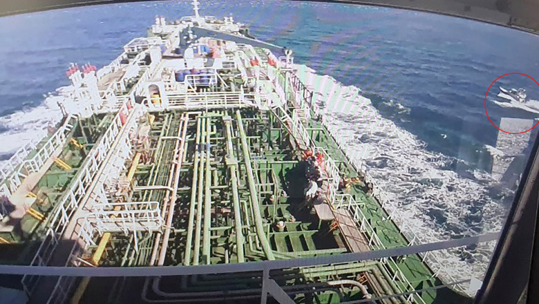 Imagine surprinse de camerele de supraveghere de pe petrolierul sud-coreean în timp ce este escortat de un vas al Gardienilor Revoluției.