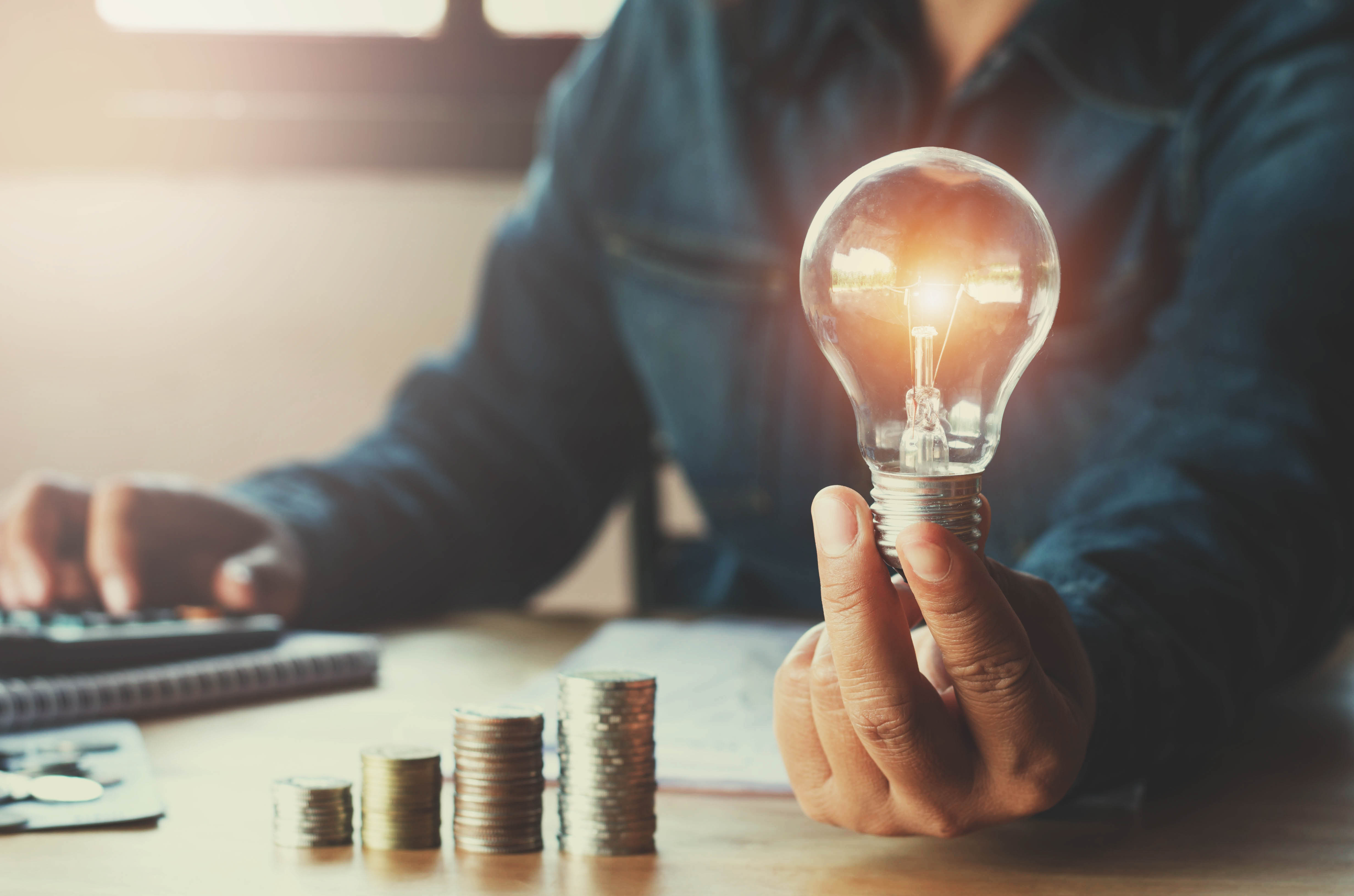 Noile contracte pentru energia electrică pot fi încheiate până la 31 martie 2021, a decis ANRE