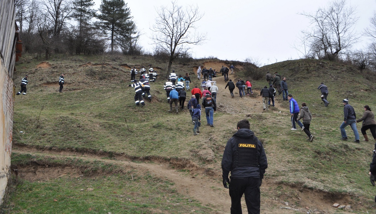 Copilul de 3 ani dispărut în pădure, găsit după o noapte de căutări, într-un sat vecin. Care este starea micuțului