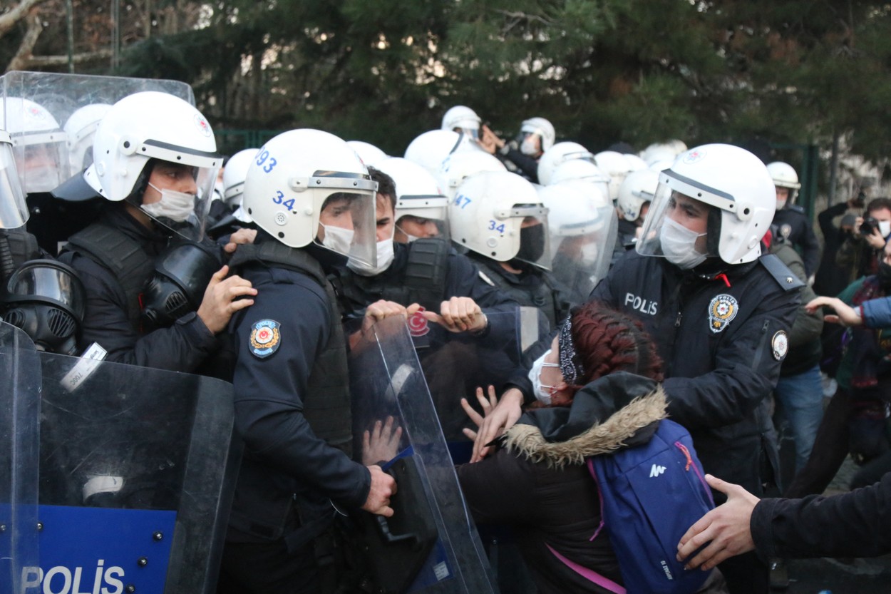 17 persoane arestate după un protest la Universitatea Bosfor. Recep Tayyip Erdogan l-a pus rector pe un apropiat al partidului