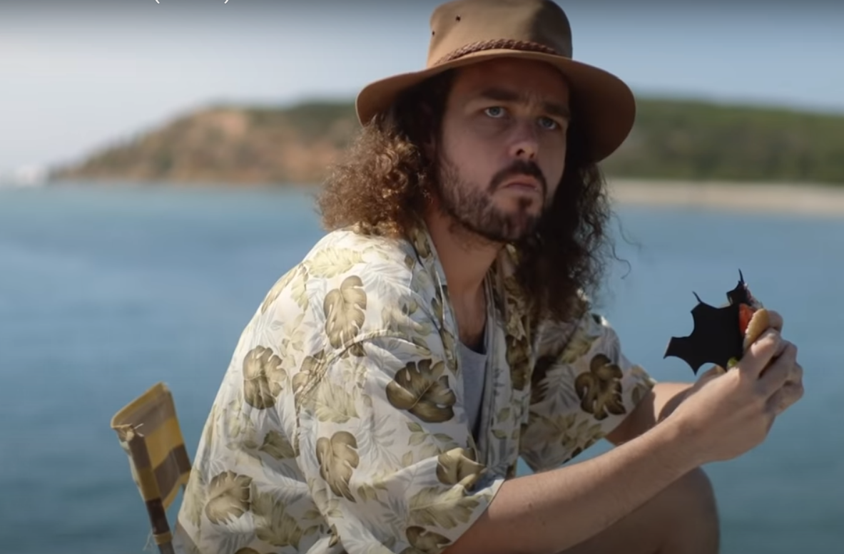 O reclamă în care un bărbat mănâncă un sandviş cu liliac stârnește controverse în Australia