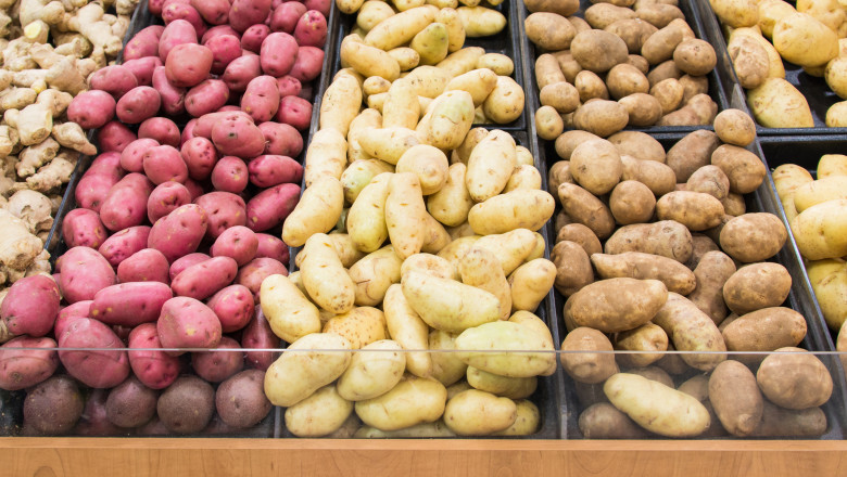 Tipuri de cartofi la un supermarket.