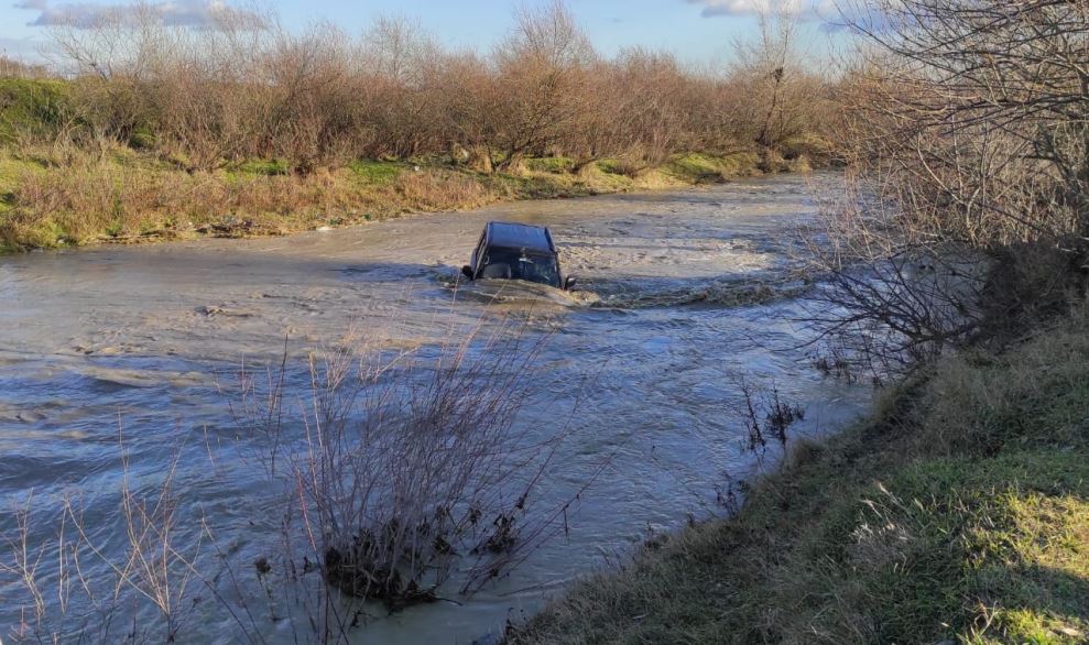 Un bărbat a fost surprins de viitură când încerca să traverseze un râu cu mașina. A fost salvat în ultimul moment