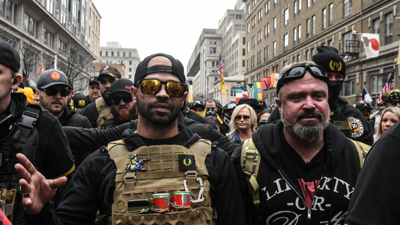 Enrique Tarrio, echipat cu armură printre protestatari de extremă dreapta la un miting pro-Trump din 2020.