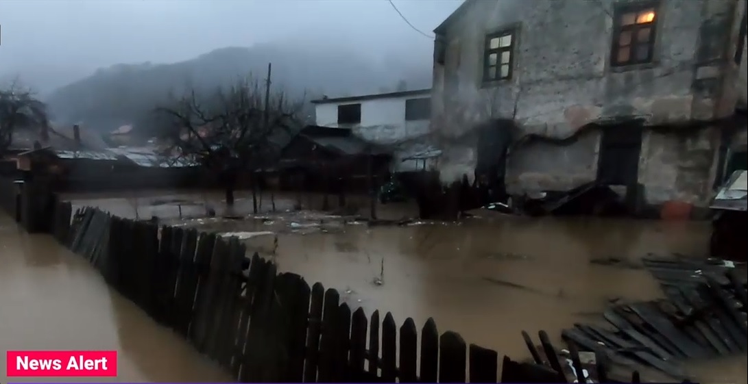 VIDEO. Cod roșu de inundații: Apele au lovit cu furie în Valea Oltului
