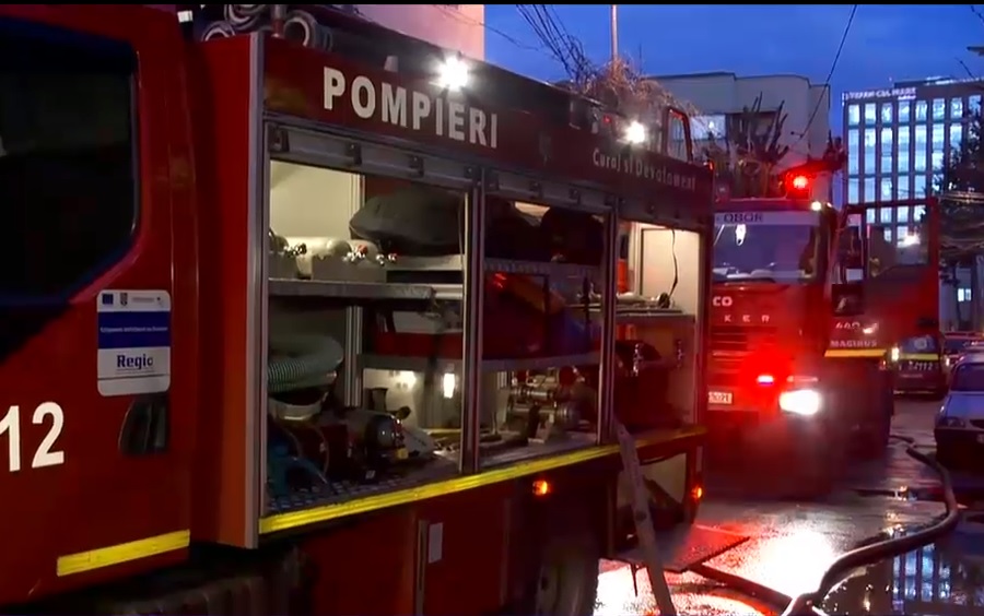 VIDEO. Incendiu într-un bloc din București. Locatarii spun că s-a întâmplat din cauza unei mașini de spălat