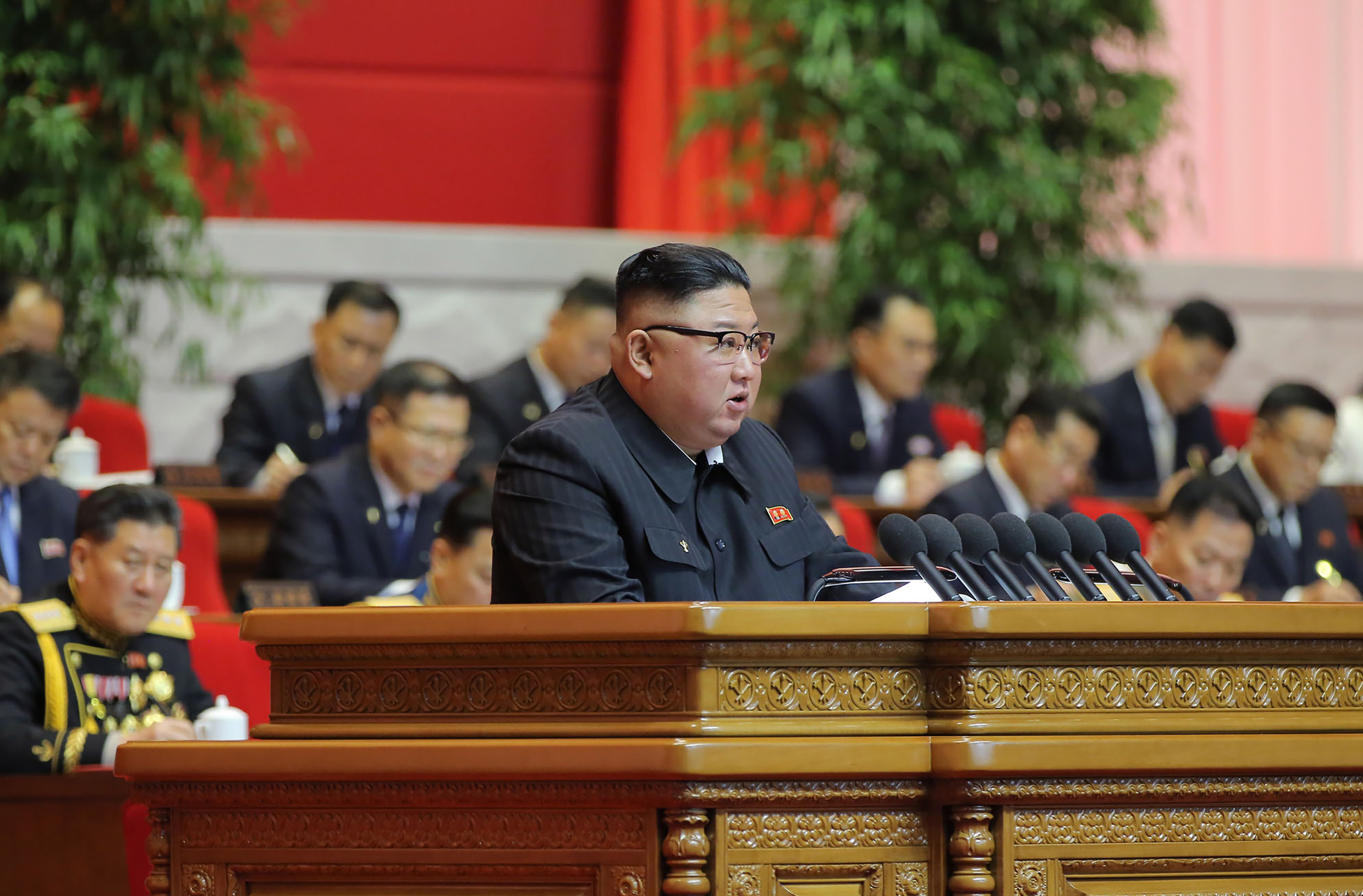Economia l-a înfrânt pe Kim. Dictatorul recunoaște, în premieră, că țara se confruntă cu „probleme grave”
