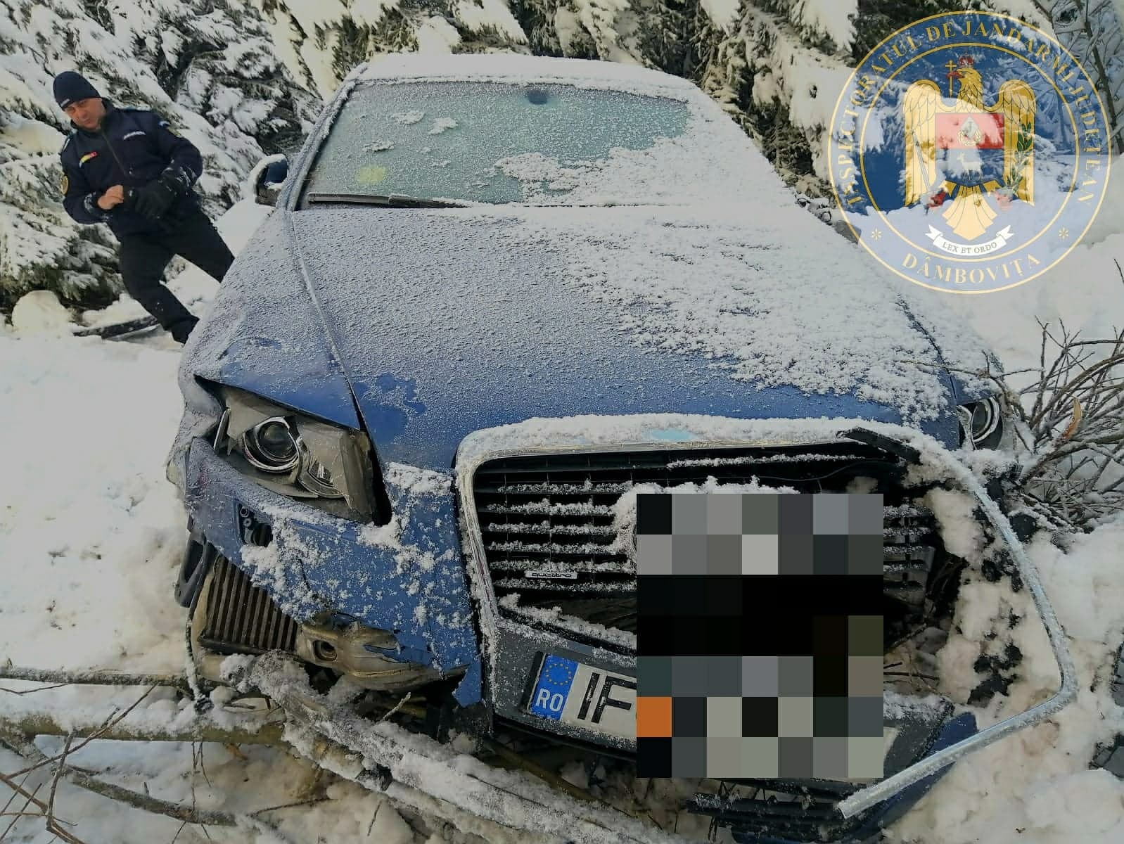 Un Audi a fost descoperit într-o râpă din Munții Bucegi. Turiștii au abandonat mașina după producerea accidentului