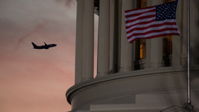 Clădirea Capitoliului SUA cu un avion pe cer în fundal