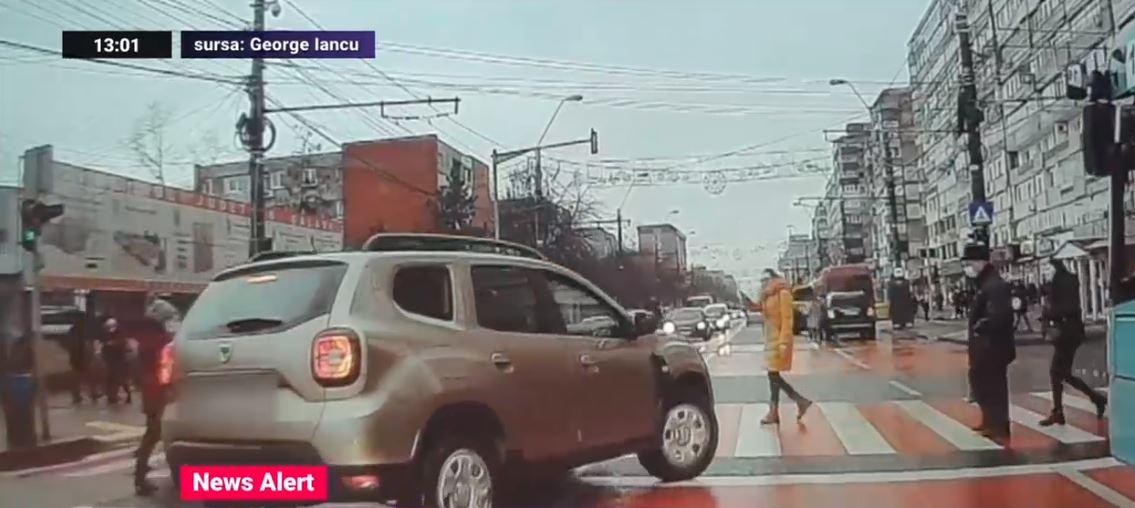 VIDEO. Un șofer din Galați încercă să ocolească pietonii aflați pe trecere, fără să oprească