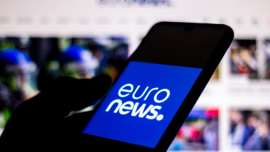 Logo euronews pe ecranul unui smartphone