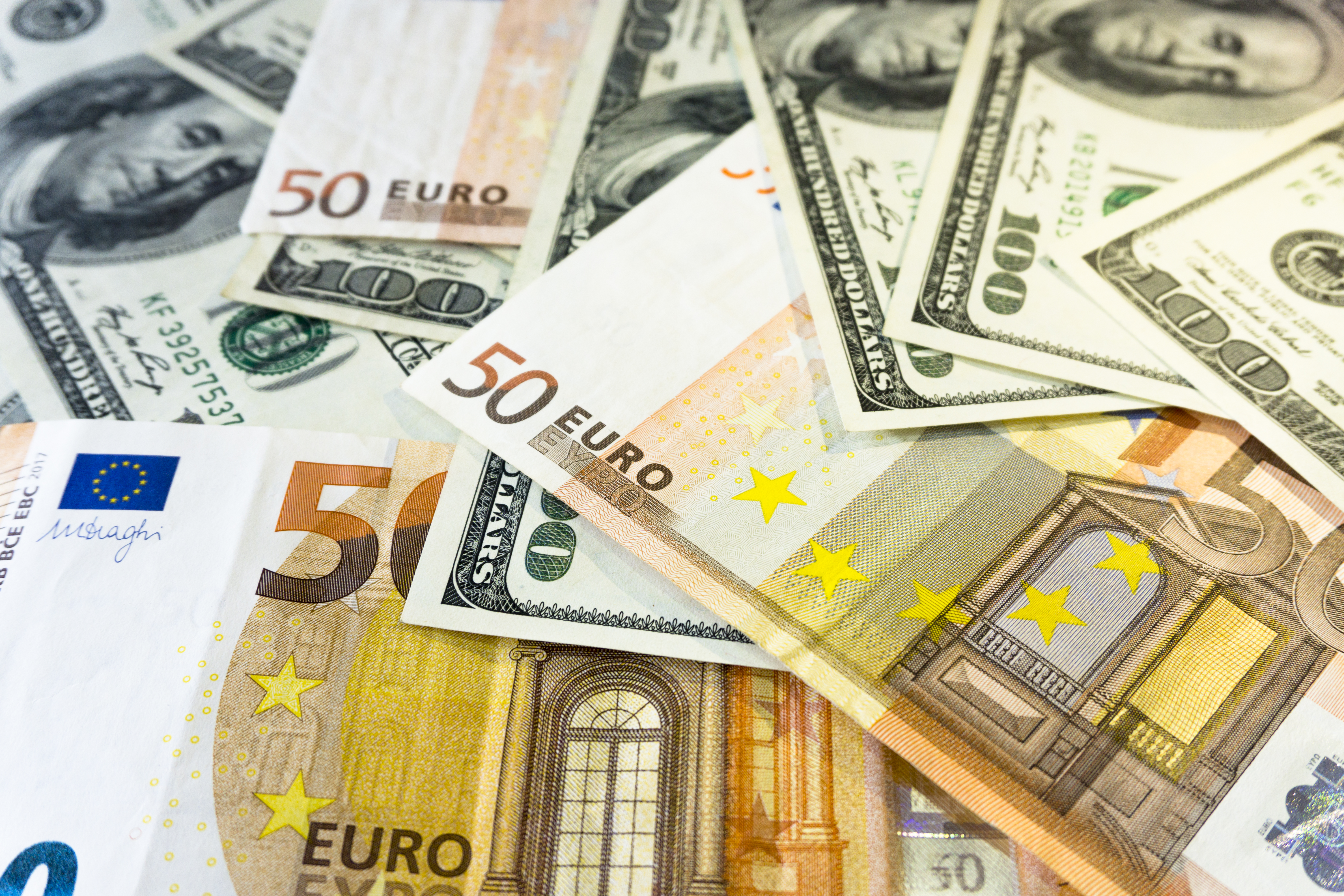 Euro, la cel mai ridicat nivel din ultimii 2 ani față de dolar, după contestarea alegerilor din SUA