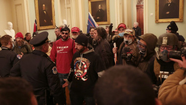Protestatari pro-Trump în interioriul clădirii Capitoliului din Washington DC.