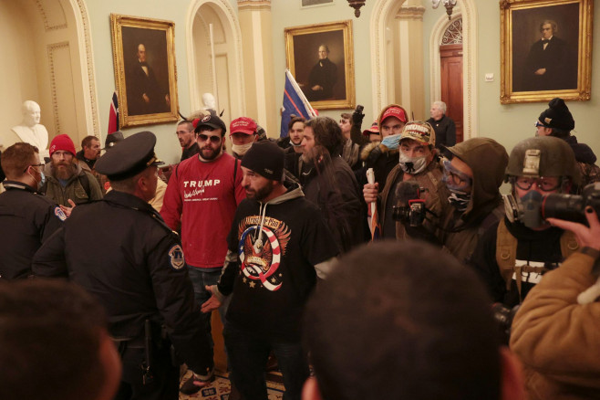 protestatari pro-trump în clădirea capitoliului