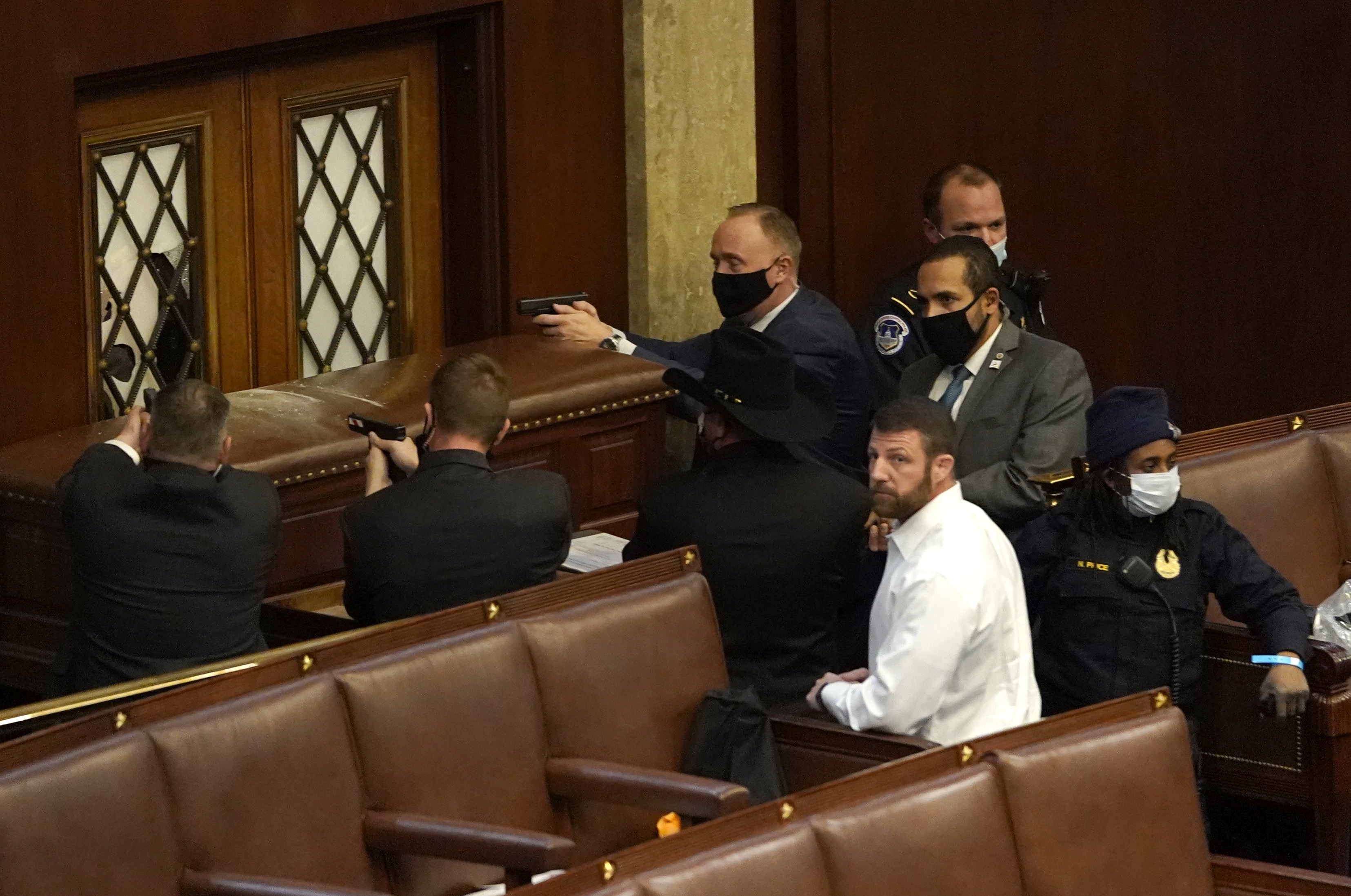 Republicanii îl acuză pe Trump de lovitură de stat. Ușile din Congres sunt păzite cu arme, congresmenii au fost evacuați