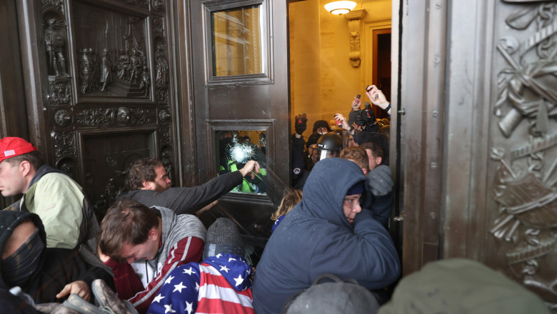 Manifestanții pro-Trump încercând să intre în clădirea Capitoliului. Foto: GettyImages