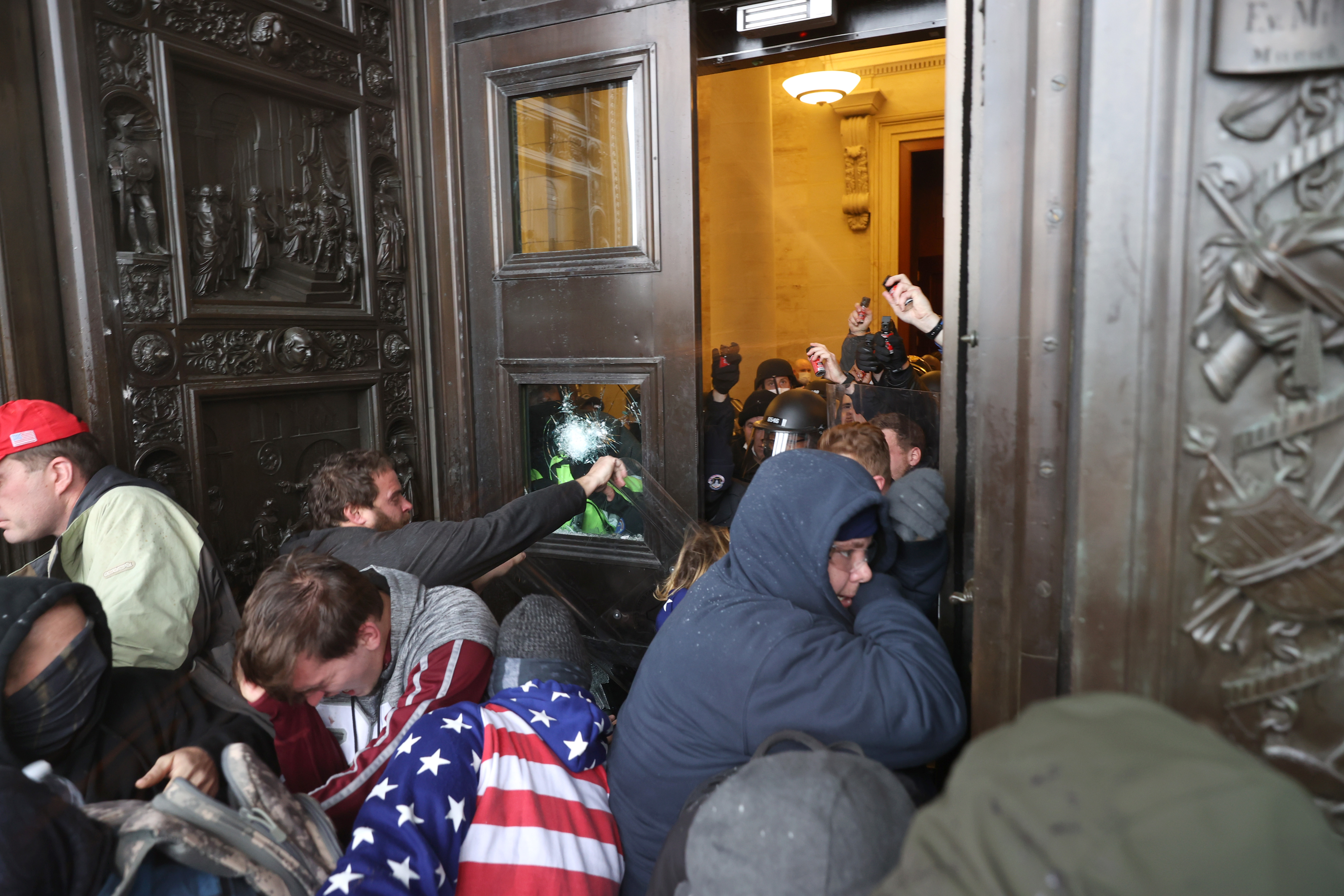 Un poliţist a murit în urma atacului de la Capitoliu. Bilanțul violențelor din capitala americană a ajuns la 5 morți