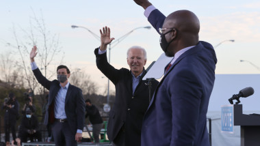 Președintele ales al SUA Joe Biden la un eveniment de campanie în Atlanta, împreună cu senatorii aleși Jon Ossoff și Raphael Warnock.