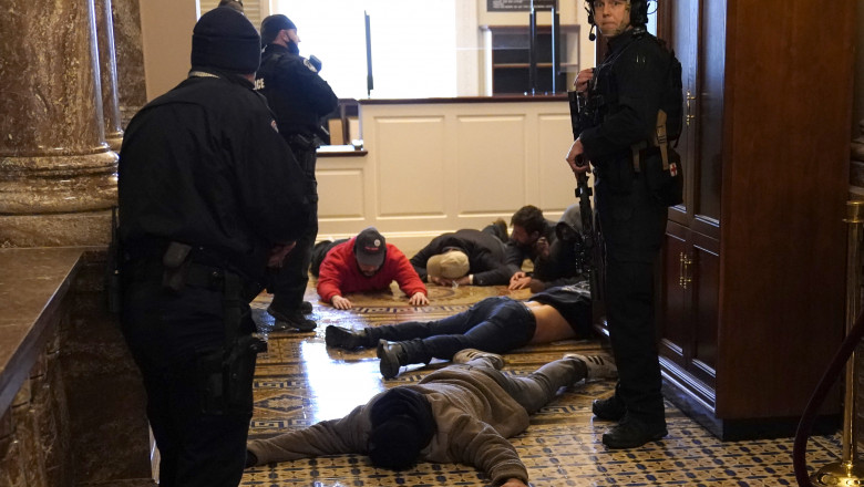 Poliția Capitoliului arestează câțiva manifestanți violenți. Foto: GettyImages