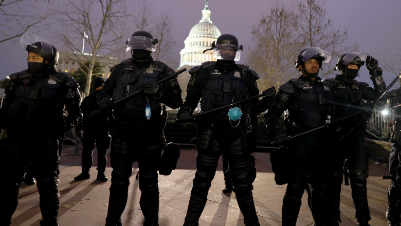 Forțele de ordine au securizat clădirea Capitolului