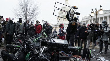 Manifestanții pro-Trump au distrus echipamentele jurnaliștilor veniți să relateze despre violențele de la Congres. Foto: Profimedia