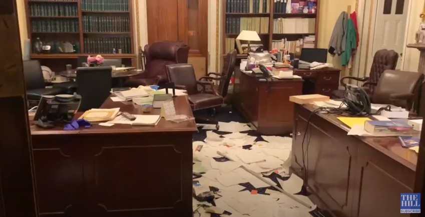 Dezastru în birourile din Capitoliu după ce forțele de ordine au evacuat protestatarii
