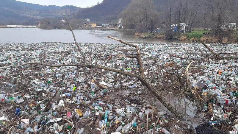 Dunărea a fost invadată de gunoaie. Mii de pet-uri și resturi menajere în urma inundațiilor