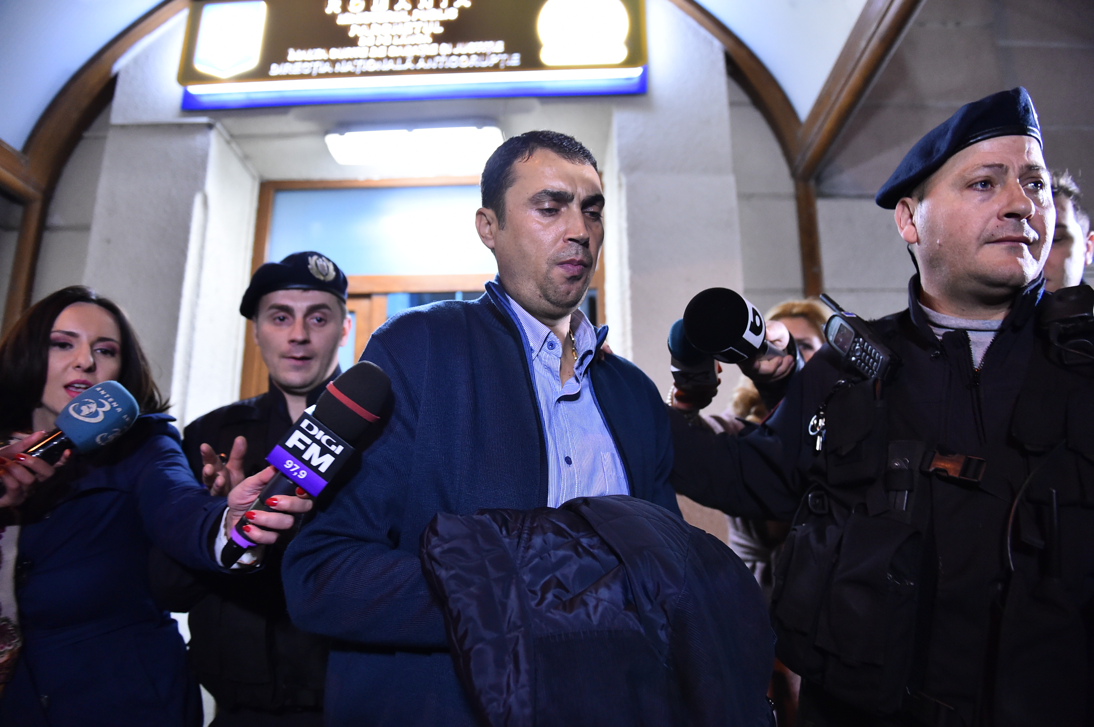 Fostul şef al Poliţiei Rutiere Teleorman, condamnat la închisoare după ce a cerut bani, alimente și băuturi pentru intervenții