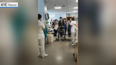Petru, bebelușul care s-a vindecat de coronavirus după 70 de zile la ATI, a părăsit spitalul în aplauzele medicilor. Foto: YouTube/RTÉ News