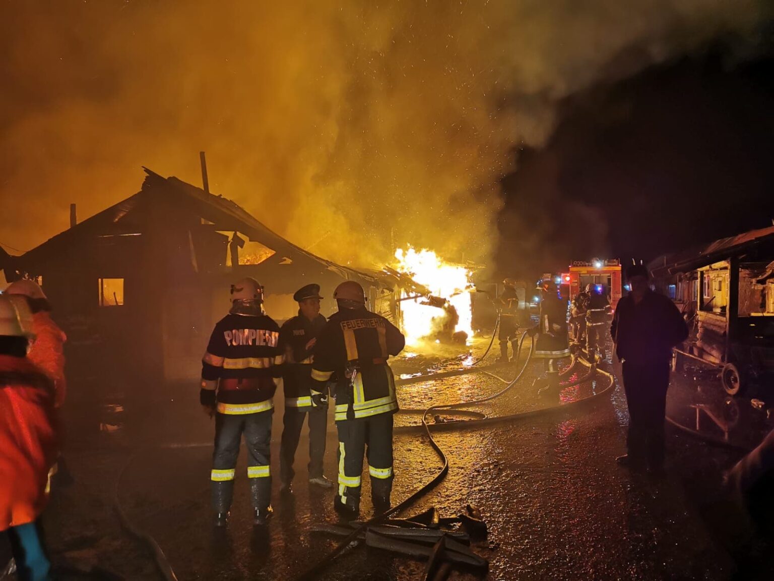 20 de case au ars într-un incendiu violent, în Miercurea Ciuc. Oamenii au fost adăpostiți într-o sală de sport