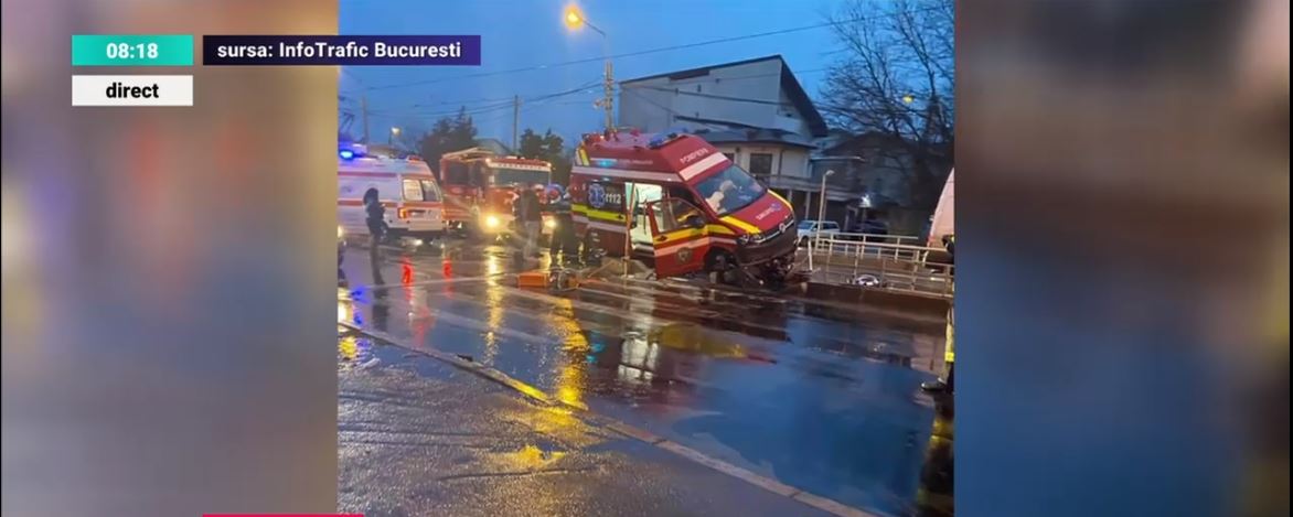 Accident cu o autoutilitară SMURD în Capitală. Mai multe tramvaie sunt blocate