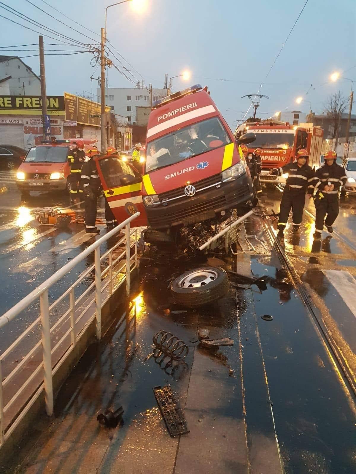 Accident cu o ambulanță SMURD în Capitală. Trei persoane rănite, mai multe tramvaie blocate
