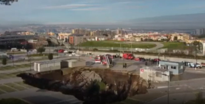 Crater imens în parcarea unui spital din Napoli.