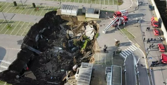 Un crater uriaș cu adâncime de 20 de metri s-a deschis în parcarea unui spital din Napoli și a înghițit mai multe mașini