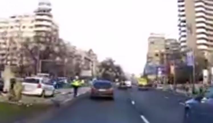 VIDEO. Filmare din trafic, devenită virală. Ce gafă face o polițistă de la Rutieră, și reacția purtătorului de cuvânt al Poliției