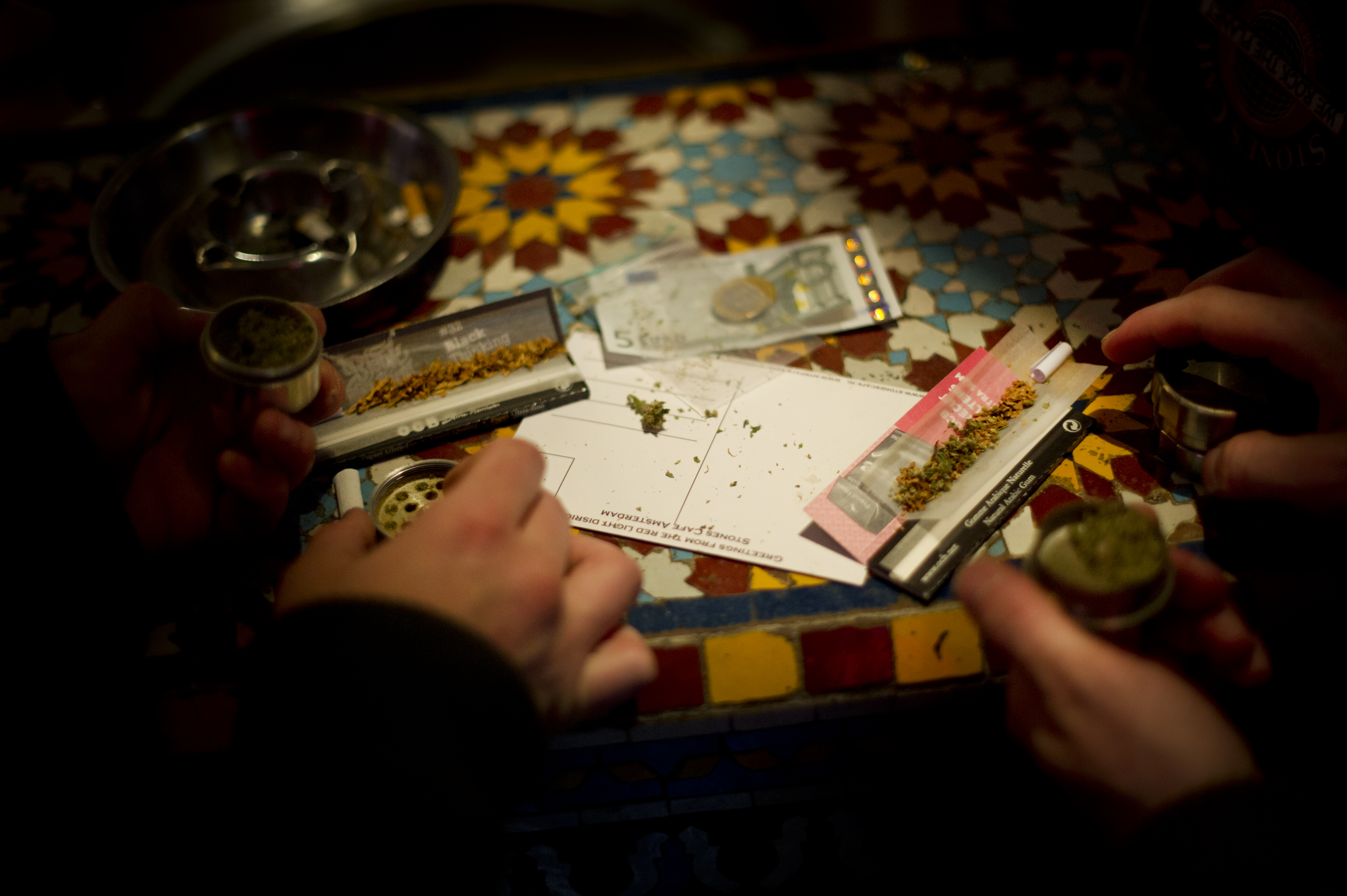 Amsterdamul vrea să interzică accesul turiștilor în magazinele și cafenelele cu marijuana