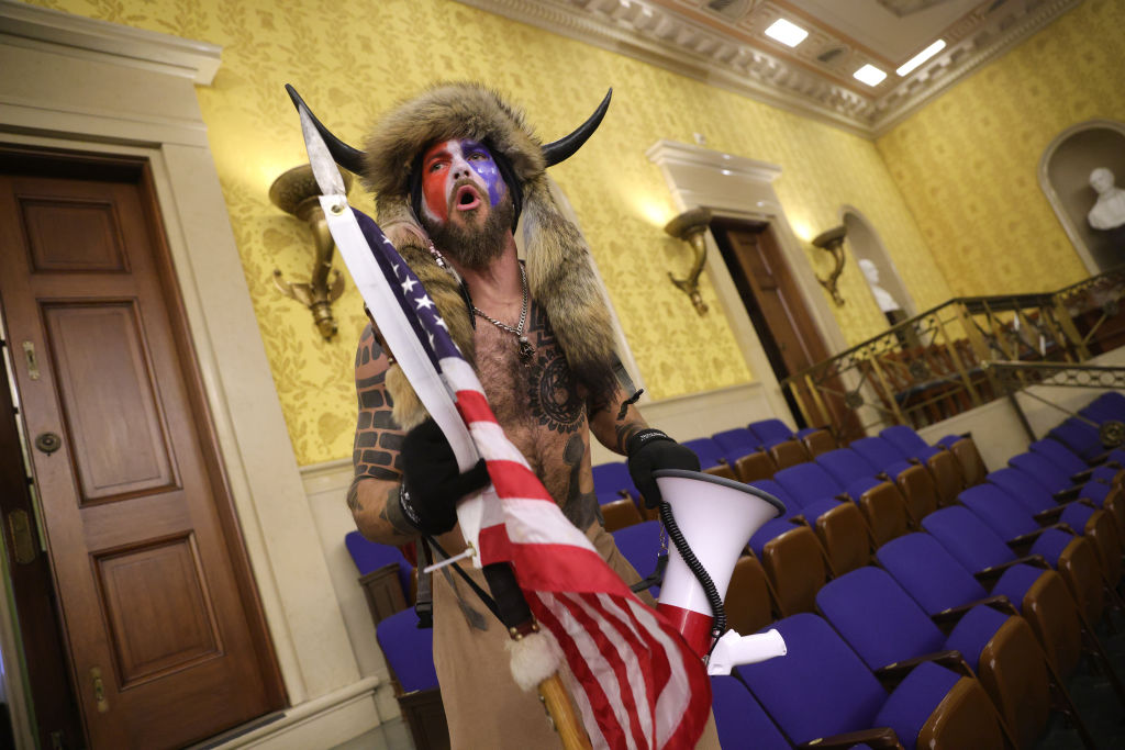 „Șamanul QAnon” i-a lăsat un bilet lui Mike Pence în timpul asaltului de la Capitoliu. Câți ani de închisoare riscă Jake Angeli